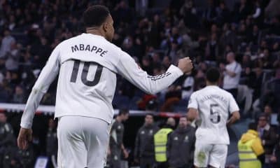 El jugador del Real Madrid Kylian Mbappé (i) celebra su gol de penalti contra el Levante, durante el partido de LaLiga EA Sports disputado contra el Levante UD este sábado en el estadio Santiago Bernabéu de Madrid. EFE/ Javier Lizón