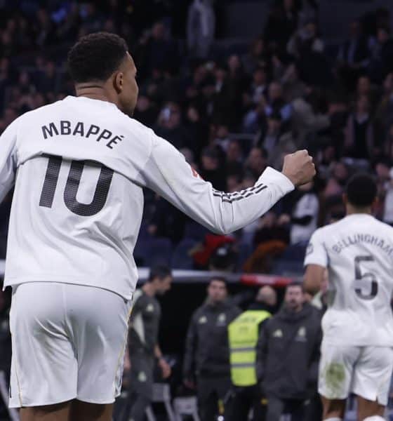 El jugador del Real Madrid Kylian Mbappé (i) celebra su gol de penalti contra el Levante, durante el partido de LaLiga EA Sports disputado contra el Levante UD este sábado en el estadio Santiago Bernabéu de Madrid. EFE/ Javier Lizón