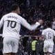 El jugador del Real Madrid Kylian Mbappé (i) celebra su gol de penalti contra el Levante, durante el partido de LaLiga EA Sports disputado contra el Levante UD este sábado en el estadio Santiago Bernabéu de Madrid. EFE/ Javier Lizón