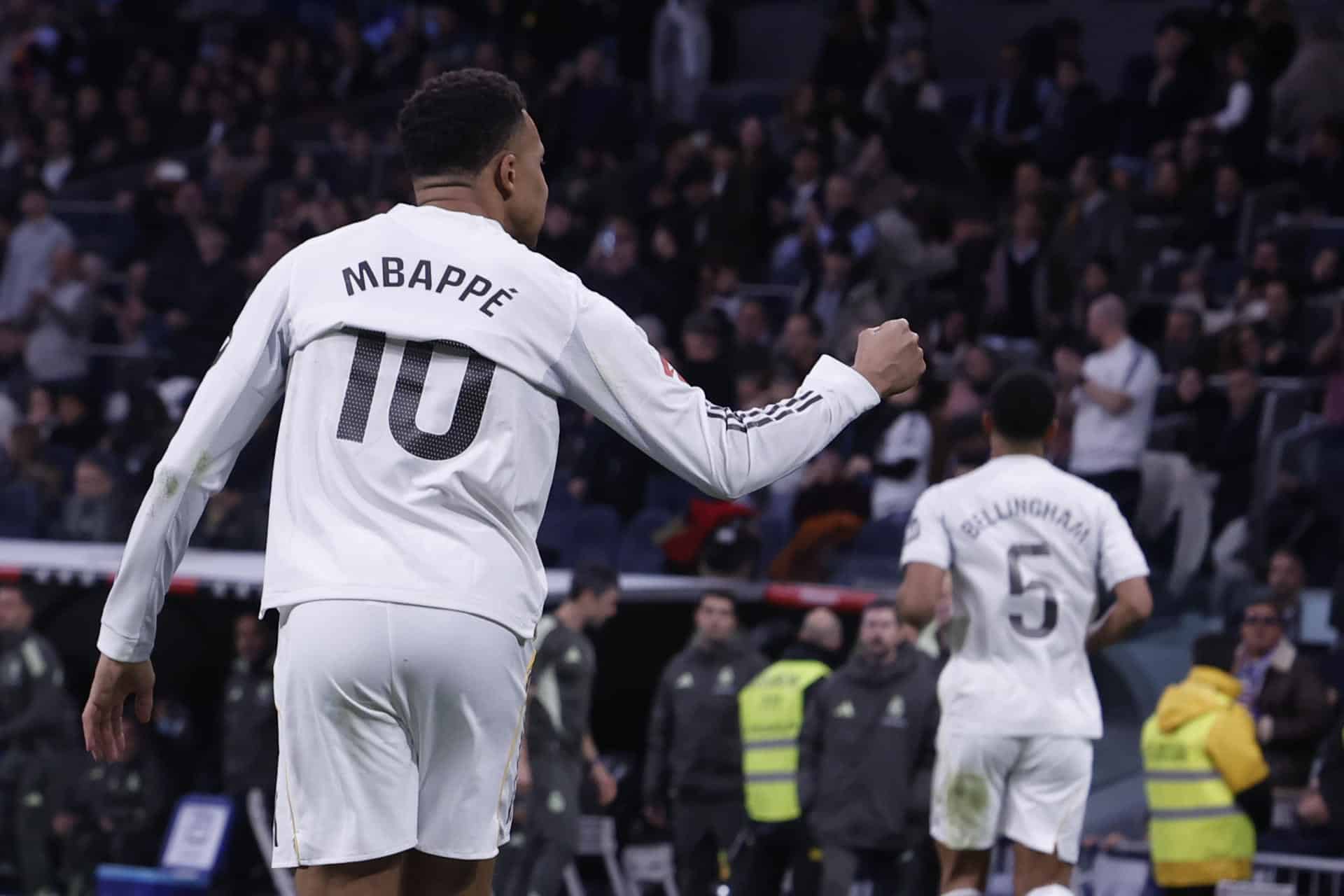 El jugador del Real Madrid Kylian Mbappé (i) celebra su gol de penalti contra el Levante, durante el partido de LaLiga EA Sports disputado contra el Levante UD este sábado en el estadio Santiago Bernabéu de Madrid. EFE/ Javier Lizón