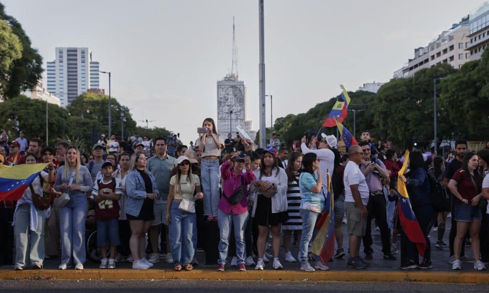 Personas celebran la detención del presidente de Venezuela, Nicolás Maduro, este 3 de enero de 2026 en Buenos Aires (Argentina). EFE/ Adan González