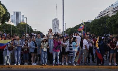 Personas celebran la detención del presidente de Venezuela, Nicolás Maduro, este 3 de enero de 2026 en Buenos Aires (Argentina). EFE/ Adan González