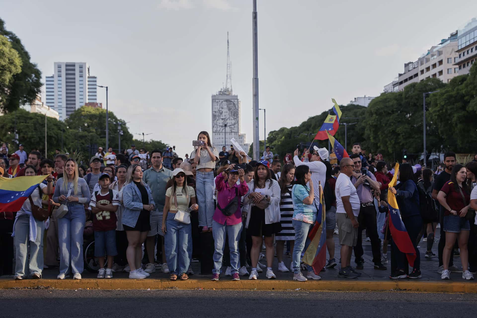 Personas celebran la detención del presidente de Venezuela, Nicolás Maduro, este 3 de enero de 2026 en Buenos Aires (Argentina). EFE/ Adan González