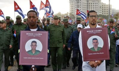 El presidente de Cuba, Miguel Diaz-Canel (c), participa en una marcha frente a la Embajada de Estados Unidos este viernes, en La Habana (Cuba). EFE/ Ernesto Mastrascusa
