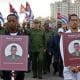 El presidente de Cuba, Miguel Diaz-Canel (c), participa en una marcha frente a la Embajada de Estados Unidos este viernes, en La Habana (Cuba). EFE/ Ernesto Mastrascusa