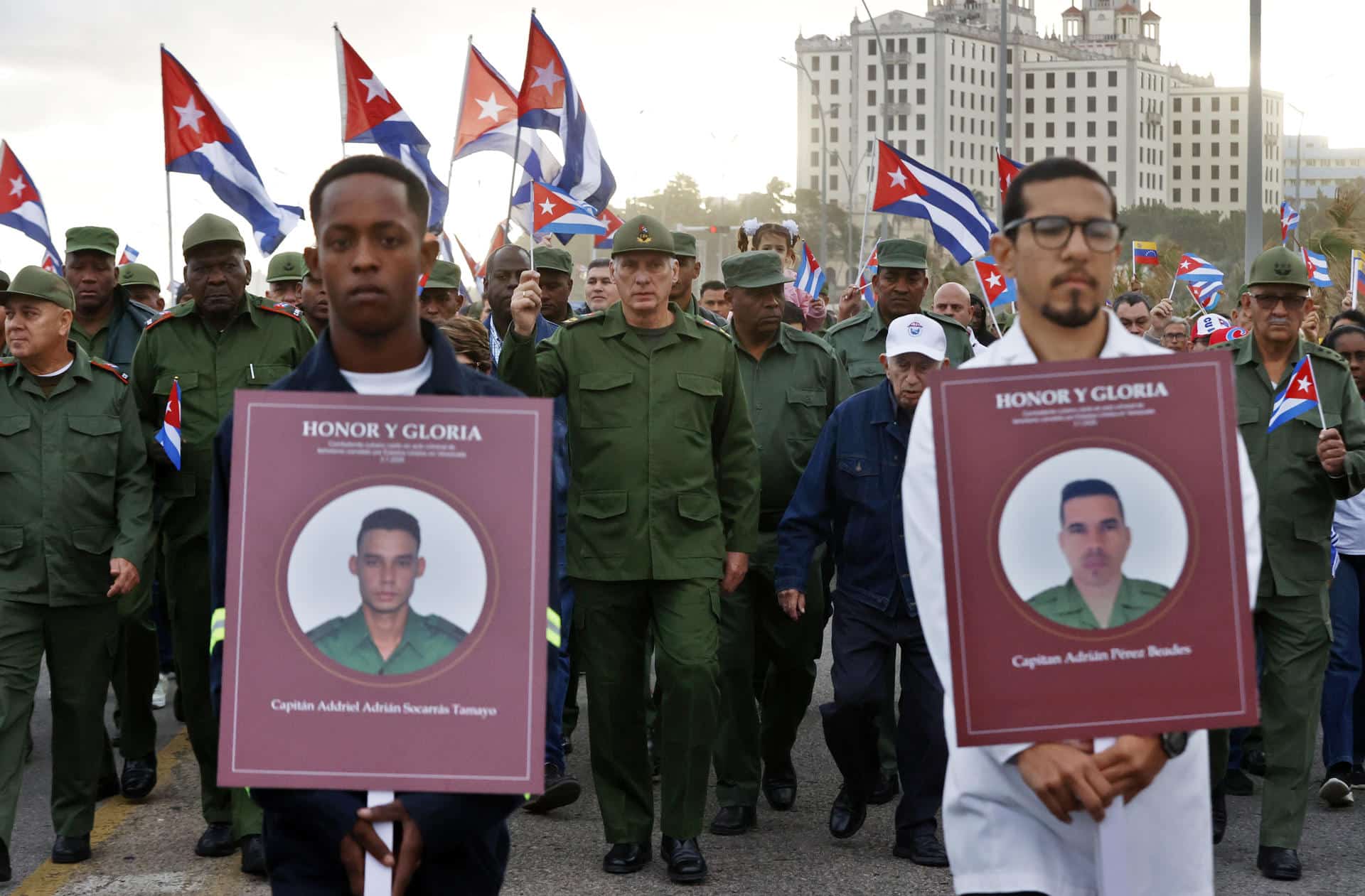 El presidente de Cuba, Miguel Diaz-Canel (c), participa en una marcha frente a la Embajada de Estados Unidos este viernes, en La Habana (Cuba). EFE/ Ernesto Mastrascusa