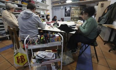 Taller de bordado en Salamanca de los hermanos José Antonio y Sergio Martín, quienes enseñan a bordar a un grupo de mujeres, una labor con la que reivindican tradiciones como el bordado salmantino y también una "terapia". EFE/J. M. García