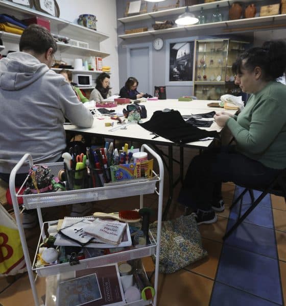 Taller de bordado en Salamanca de los hermanos José Antonio y Sergio Martín, quienes enseñan a bordar a un grupo de mujeres, una labor con la que reivindican tradiciones como el bordado salmantino y también una "terapia". EFE/J. M. García