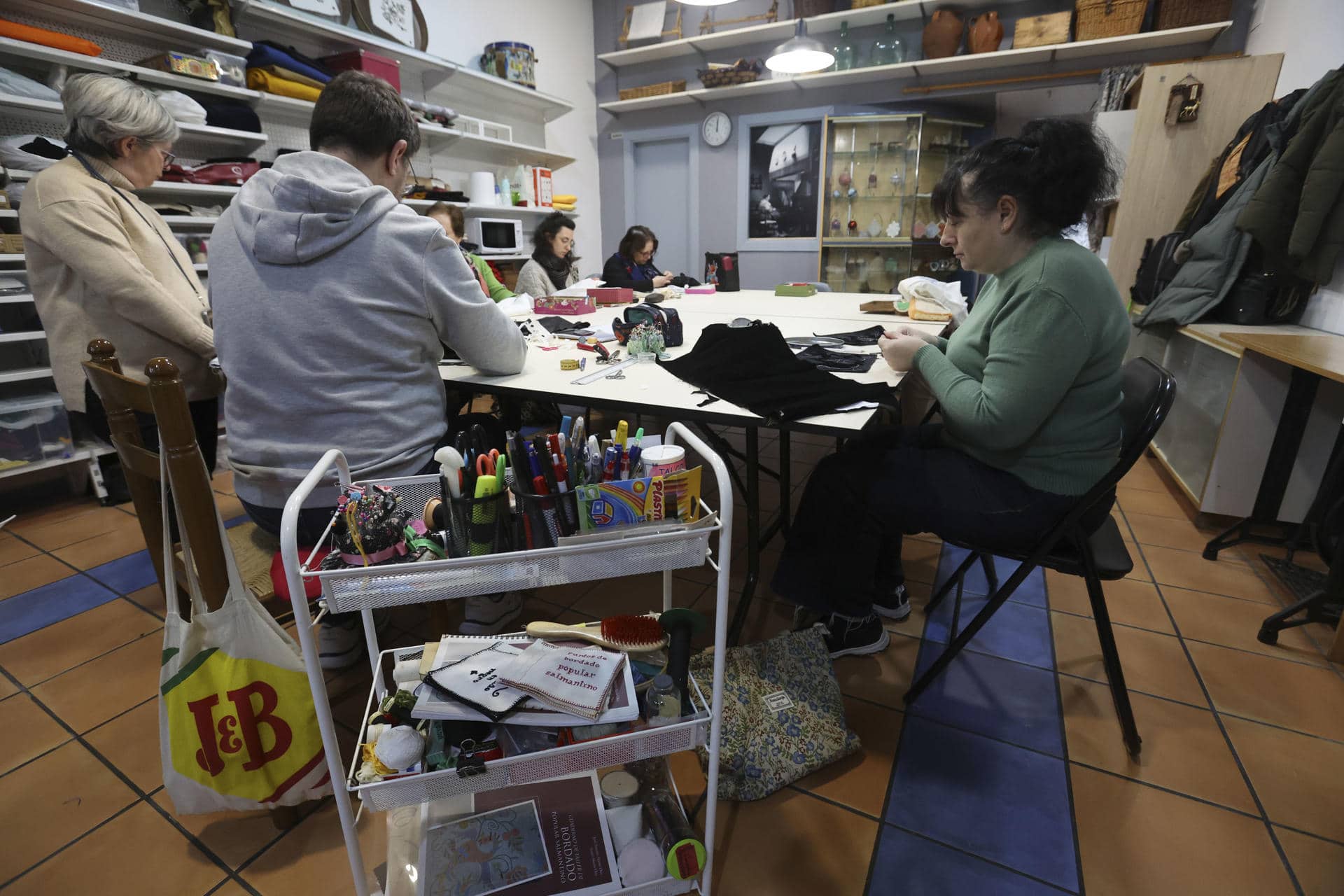 Taller de bordado en Salamanca de los hermanos José Antonio y Sergio Martín, quienes enseñan a bordar a un grupo de mujeres, una labor con la que reivindican tradiciones como el bordado salmantino y también una "terapia". EFE/J. M. García