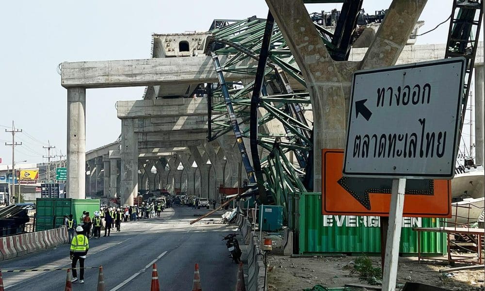 Equipos de emergencia en el lugar del accidente. EFE/EPA/NARONG SANGNAK