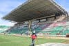 Obreros realizan trabajos de restauración en el estadio Ramón Tahuichi Aguilera en Santa Cruz (Bolivia). EFE/Juan Carlos Torrejon
