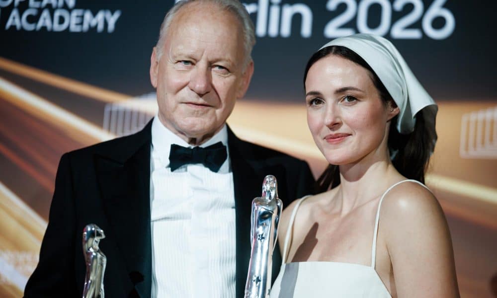 Renate Reinsve (dcha) y Stellan Skarsgard en los Premios de Cine Europeo. EFE/EPA/CLEMENS BILAN