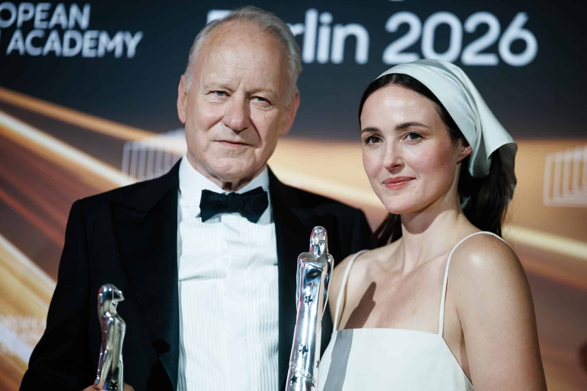 Renate Reinsve (dcha) y Stellan Skarsgard en los Premios de Cine Europeo. EFE/EPA/CLEMENS BILAN