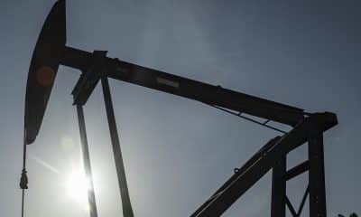 Fotografía de archivo fechada el 18 de diciembre de 2025 donde se observa un balancín petrolero en el Lago de Maracaibo (Venezuela). EFE/ Henry Chirinos ARCHIVO