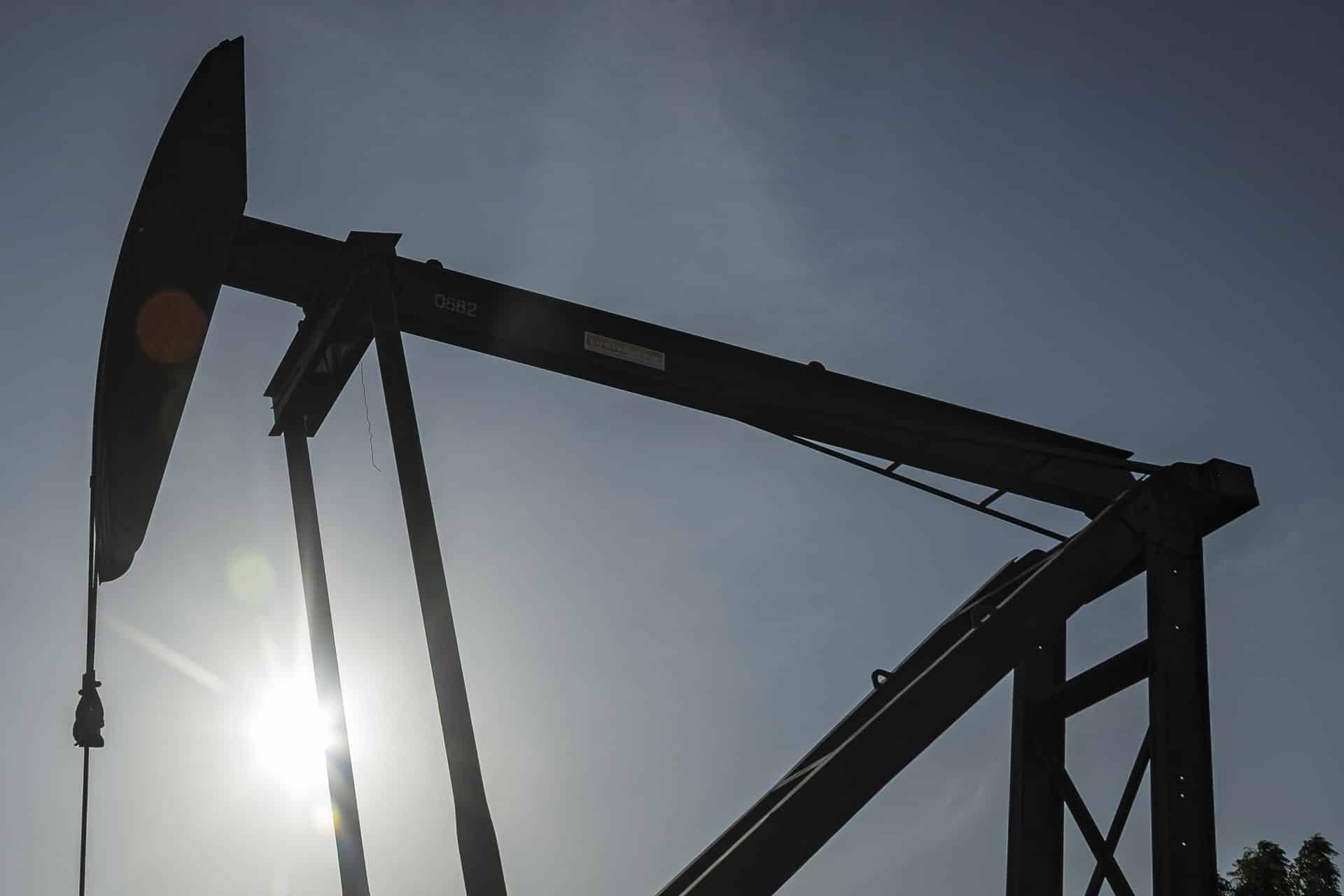 Fotografía de archivo fechada el 18 de diciembre de 2025 donde se observa un balancín petrolero en el Lago de Maracaibo (Venezuela). EFE/ Henry Chirinos ARCHIVO