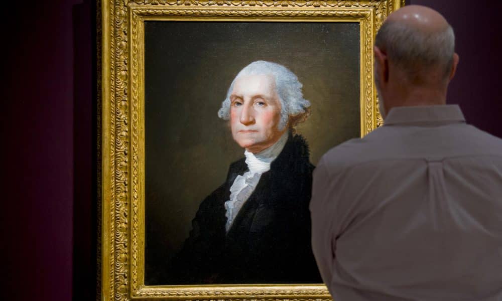 Una persona observa el retrato del expresidente de Estados Unidos George Washington (1789-1797) hecho por el artista Gilbert Stuart (1755-1828), este jueves Nueva York (Estados Unidos). EFE/ Ángel Colmenares