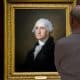 Una persona observa el retrato del expresidente de Estados Unidos George Washington (1789-1797) hecho por el artista Gilbert Stuart (1755-1828), este jueves Nueva York (Estados Unidos). EFE/ Ángel Colmenares