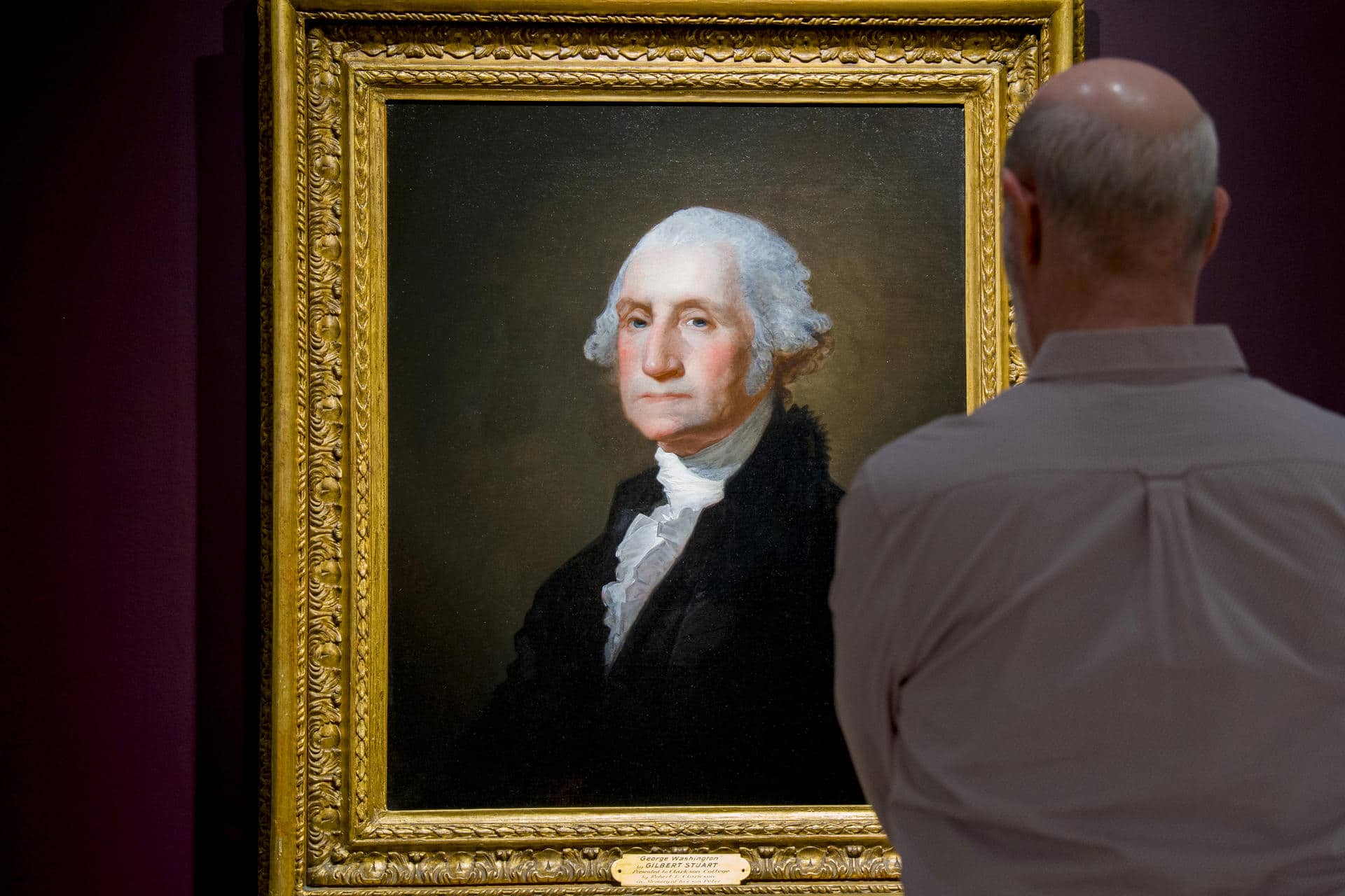 Una persona observa el retrato del expresidente de Estados Unidos George Washington (1789-1797) hecho por el artista Gilbert Stuart (1755-1828), este jueves Nueva York (Estados Unidos). EFE/ Ángel Colmenares