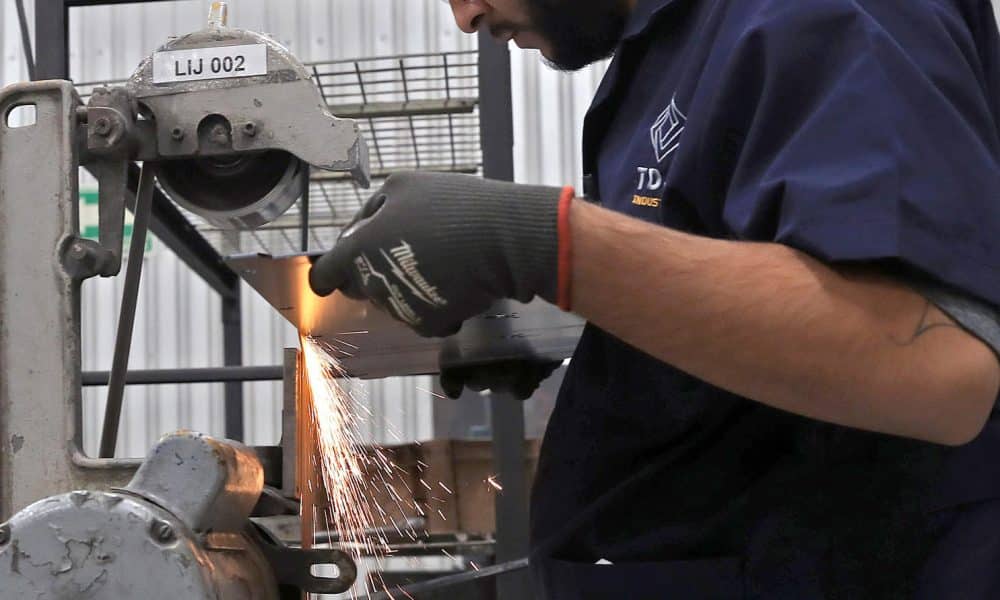 Un trabajador opera maquinaria en una fábrica, en Ciudad Juárez Chihuahua (México). Imagen de archivo. EFE/ Luis Torres