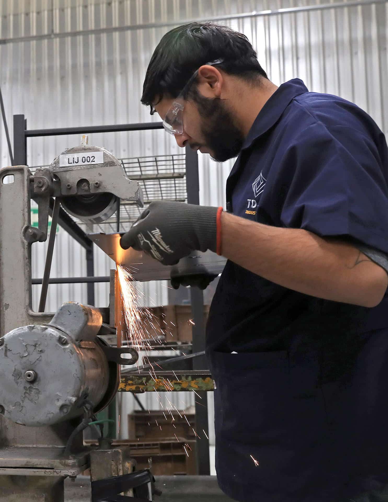 Un trabajador opera maquinaria en una fábrica, en Ciudad Juárez Chihuahua (México). Imagen de archivo. EFE/ Luis Torres