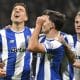 Jugadores del Oporto celebran la anotación que supone el 3-1 contra el Rangers en el partido disputado este jueves, correspondiente a la última jornada de la fase liga de la Liga Europa. EFE/FERNANDO VELUDO