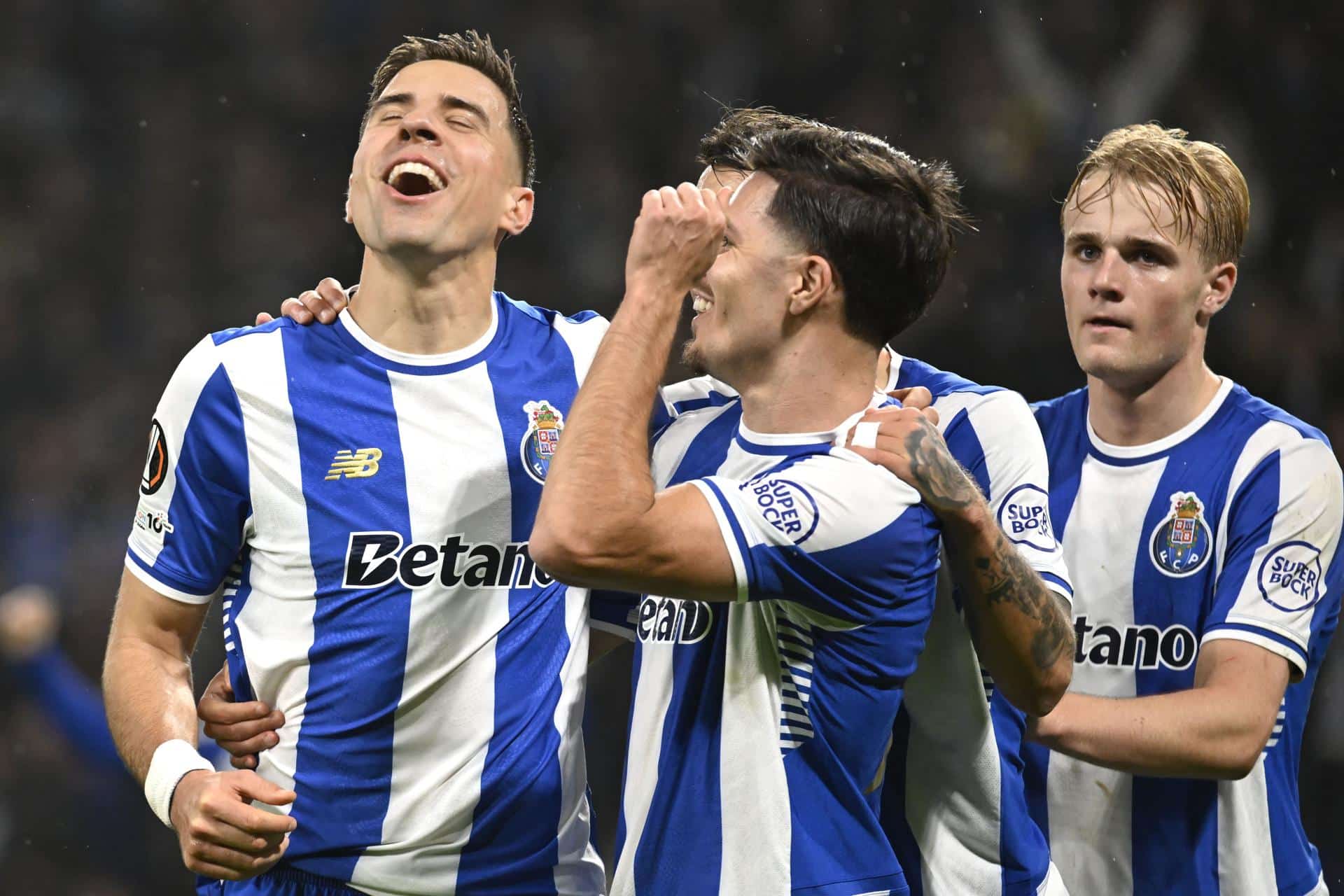 Jugadores del Oporto celebran la anotación que supone el 3-1 contra el Rangers en el partido disputado este jueves, correspondiente a la última jornada de la fase liga de la Liga Europa. EFE/FERNANDO VELUDO