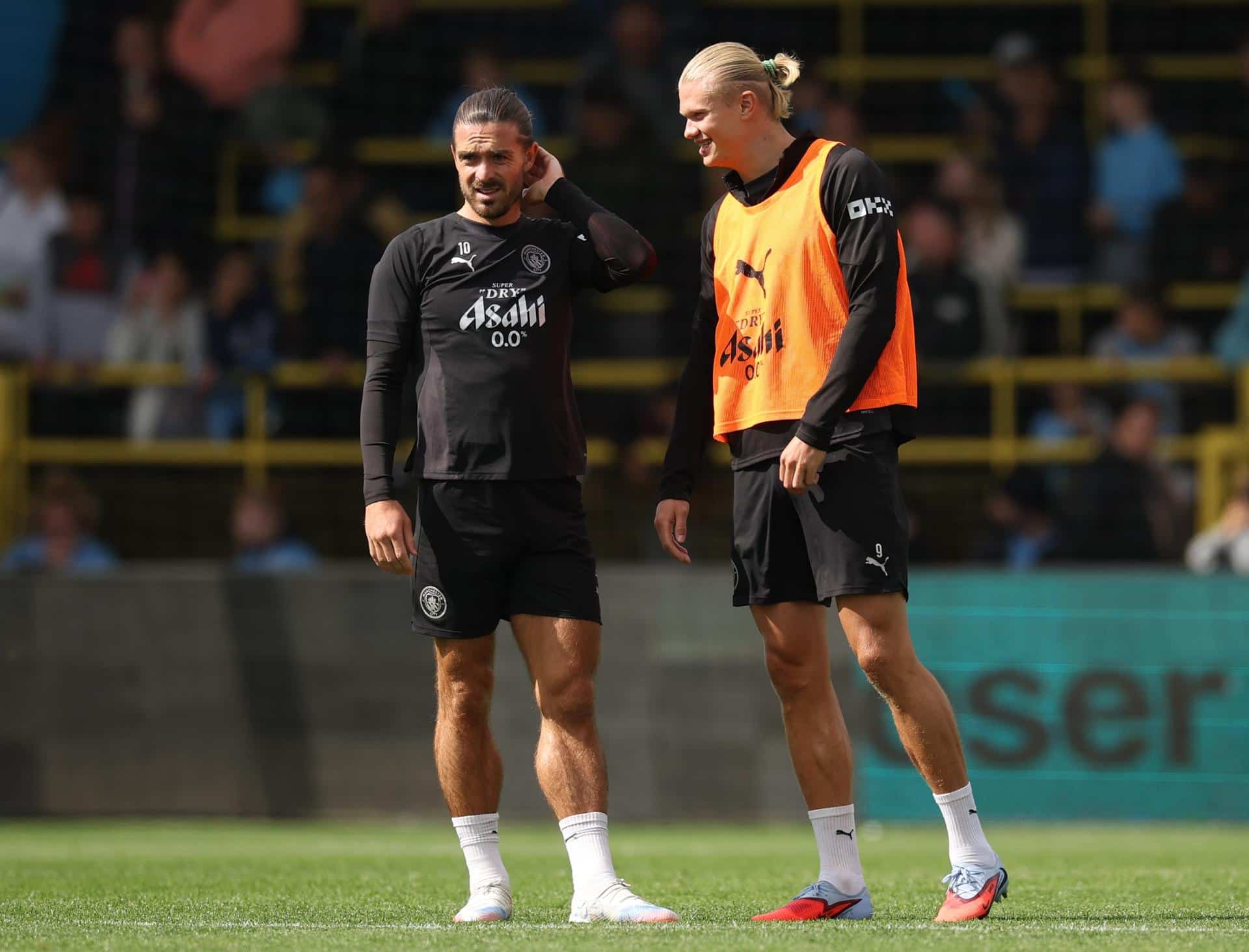 Fotografía de Adam Vaughan, en la que puede verse en una imagen de archivo del 5 de agosto de 2025 al futbolista del Manchester City Jack Grealish (i), junto a su compañero Erling Haaland durante un entrenamiento. EFE
