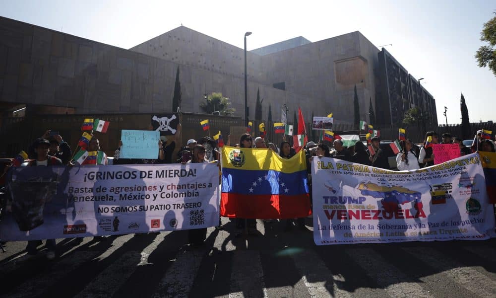 Personas sostienen carteles durante una protesta frente a la embajada de Estados Unidos este sábado, en Ciudad de México (México). EFE/ Sáshenka Gutiérrez