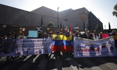 Personas sostienen carteles durante una protesta frente a la embajada de Estados Unidos este sábado, en Ciudad de México (México). EFE/ Sáshenka Gutiérrez