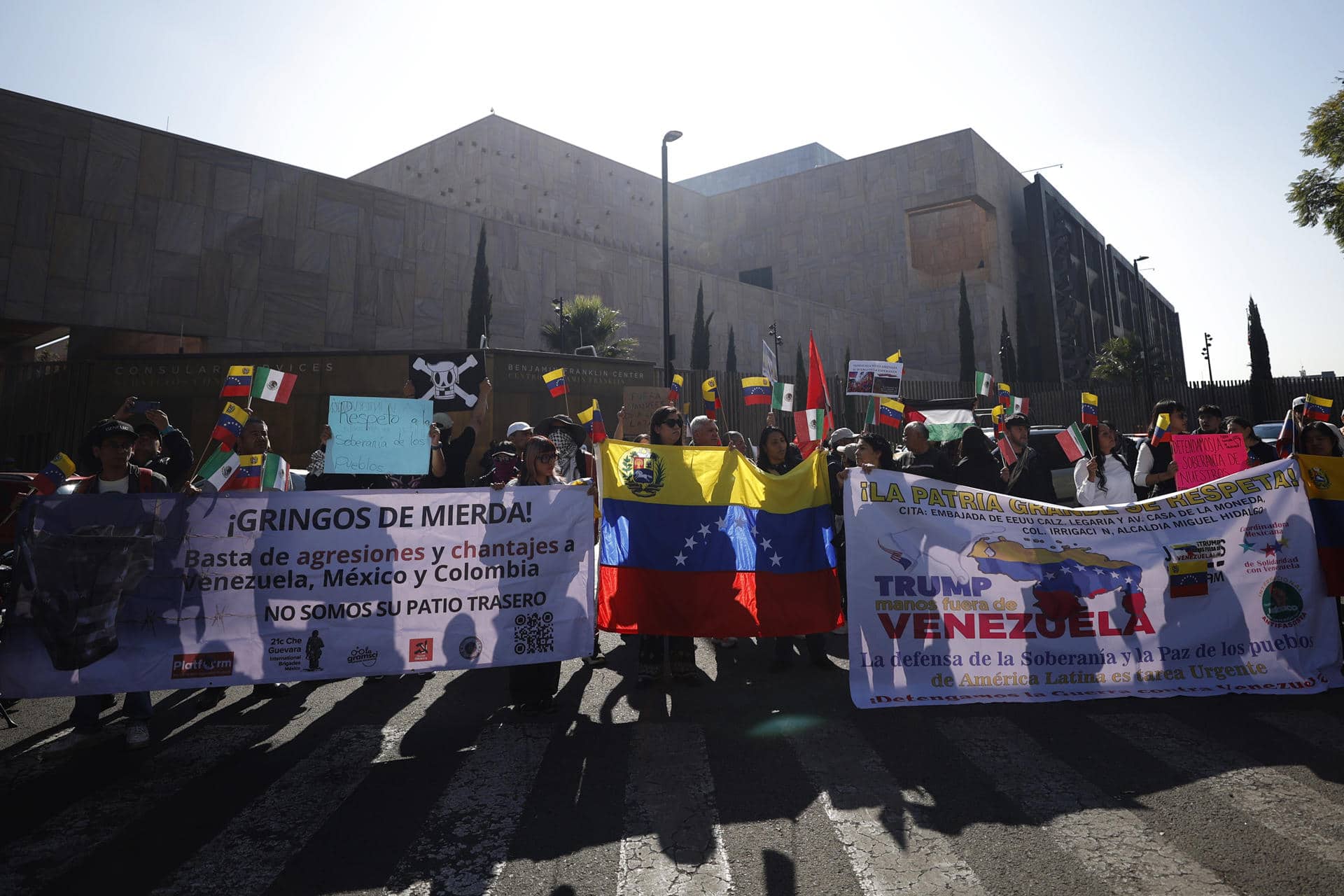 Personas sostienen carteles durante una protesta frente a la embajada de Estados Unidos este sábado, en Ciudad de México (México). EFE/ Sáshenka Gutiérrez