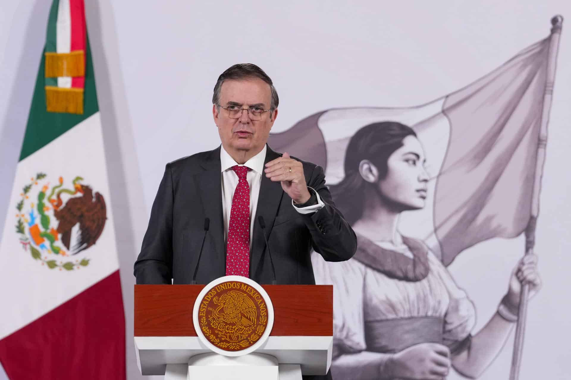 Fotografía cedida por la Presidencia de México, del secretario de Economía de México, Marcelo Ebrard durante una conferencia de prensa este jueves en el Palacio Nacional de la ciudad de México (México). EFE/ Presidencia de México / SOLO USO EDITORIAL/NO VENTAS/SOLO DISPONIBLE PARA ILUSTRAR LA NOTICIA QUE ACOMPAÑA (CRÉDITO OBLIGATORIO)