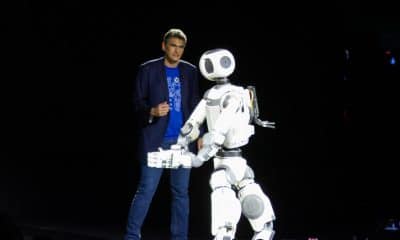 El jefe de Ingeniería de Spot Boston Dynamics, Zachary Jackowski, presenta un robot de linea Atlas en la antesala de la Feria de Electrónica de Consumidores 2026 (CES, en inglés) este lunes, en Las Vegas, Nevada (Estados Unidos). Hyundai y su subsidiaria Boston Dynamics presentaron su línea de robots humanoides Atlas, con la que esperan revolucionar la capacidad de fabricación a nivel global y competir con el Optimus de Tesla. EFE/ Luis Chacon