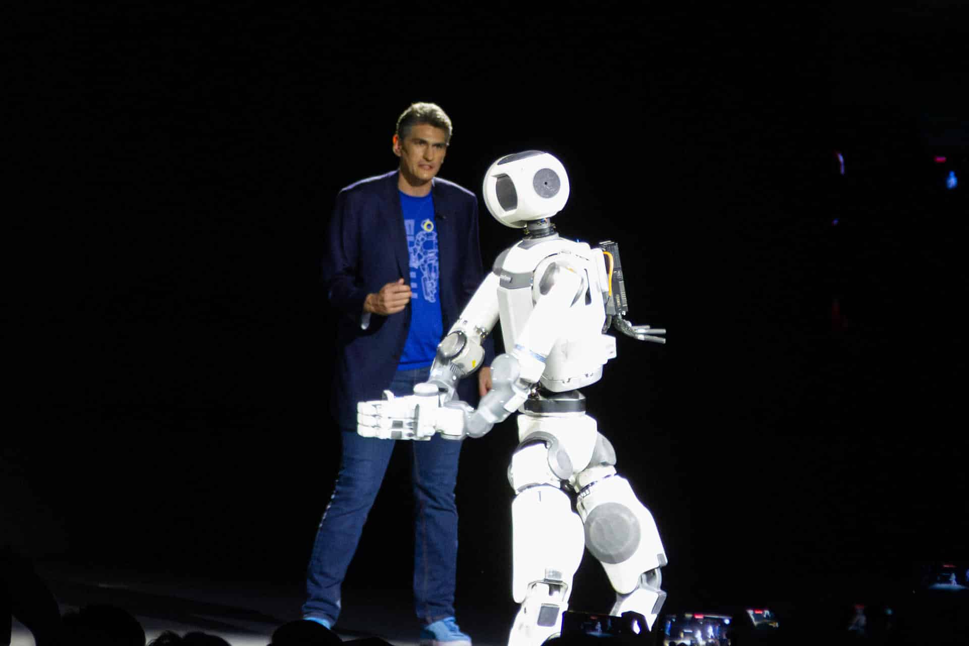 El jefe de Ingeniería de Spot Boston Dynamics, Zachary Jackowski, presenta un robot de linea Atlas en la antesala de la Feria de Electrónica de Consumidores 2026 (CES, en inglés) este lunes, en Las Vegas, Nevada (Estados Unidos). Hyundai y su subsidiaria Boston Dynamics presentaron su línea de robots humanoides Atlas, con la que esperan revolucionar la capacidad de fabricación a nivel global y competir con el Optimus de Tesla. EFE/ Luis Chacon