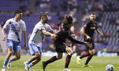 Nicolás Díaz (i) de Puebla disputa el balón con Francisco Córdova (d) de Toluca este viernes, durante un partido de la jornada 4 del torneo Clausura 2026 de la Liga MX, disputado en el estadio Cuauhtémoc, en Puebla (México). EFE/ Hilda Ríos