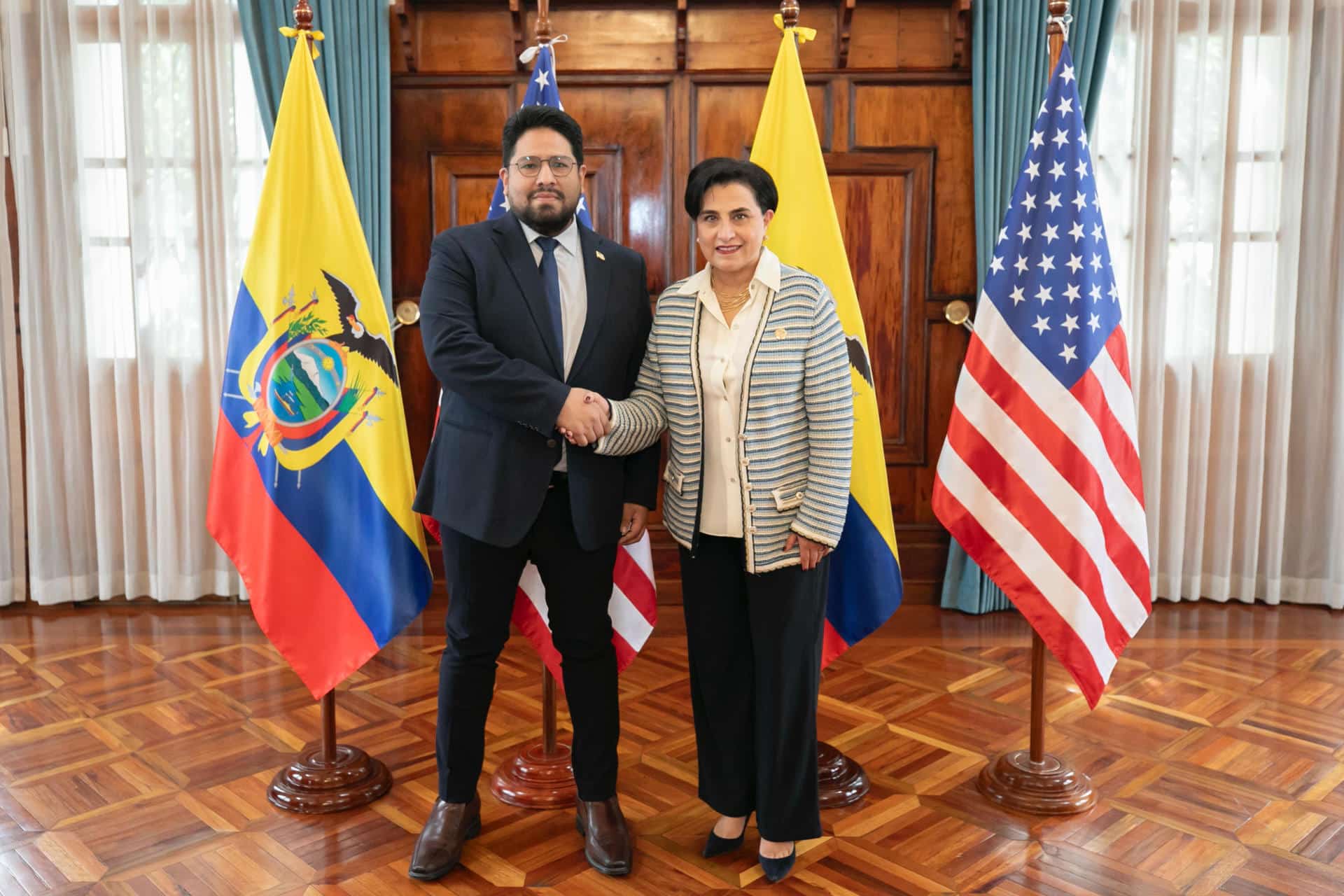 Fotografía cedida por el Ministerio de Relaciones Exteriores de Ecuador que muestra al subsecretario de Guerra para Asuntos del Hemisferio Occidental del Departamento de Guerra de Estados Unidos, Joseph M. Humire (i), y la ministra de Relaciones Exteriores y Movilidad Humana de Ecuador, Gabriela Sommerfeld, durante la visita del funcionario estadounidense al Palacio de Najas en Quito (Ecuador). EFE/Ministerio de Relaciones Exteriores de Ecuador