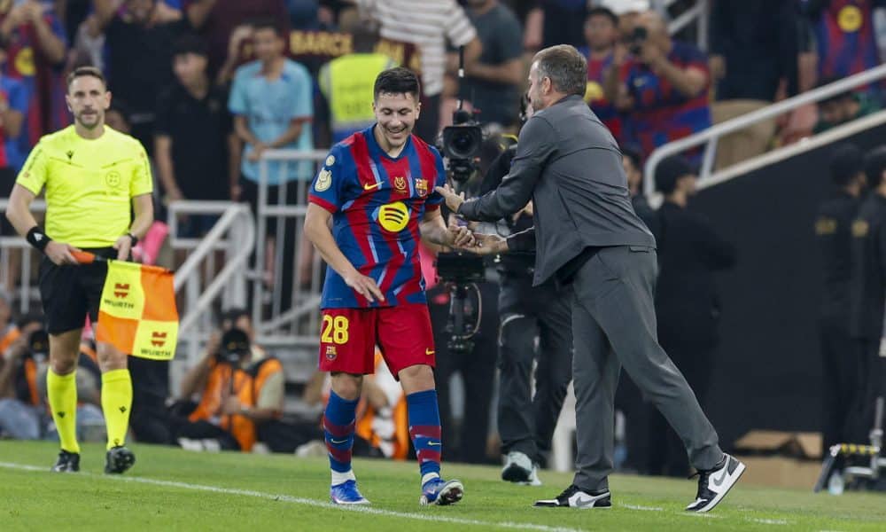 El delantero sueco del Barcelona Roony Bardghji (c) celebra con Hansi Flick (d) tras marcar ante el tercer gol ante el Athletic, durante el partido de semifinales de la Supercopa de España ante el Athletic Club. EFE/Kai Forsterling