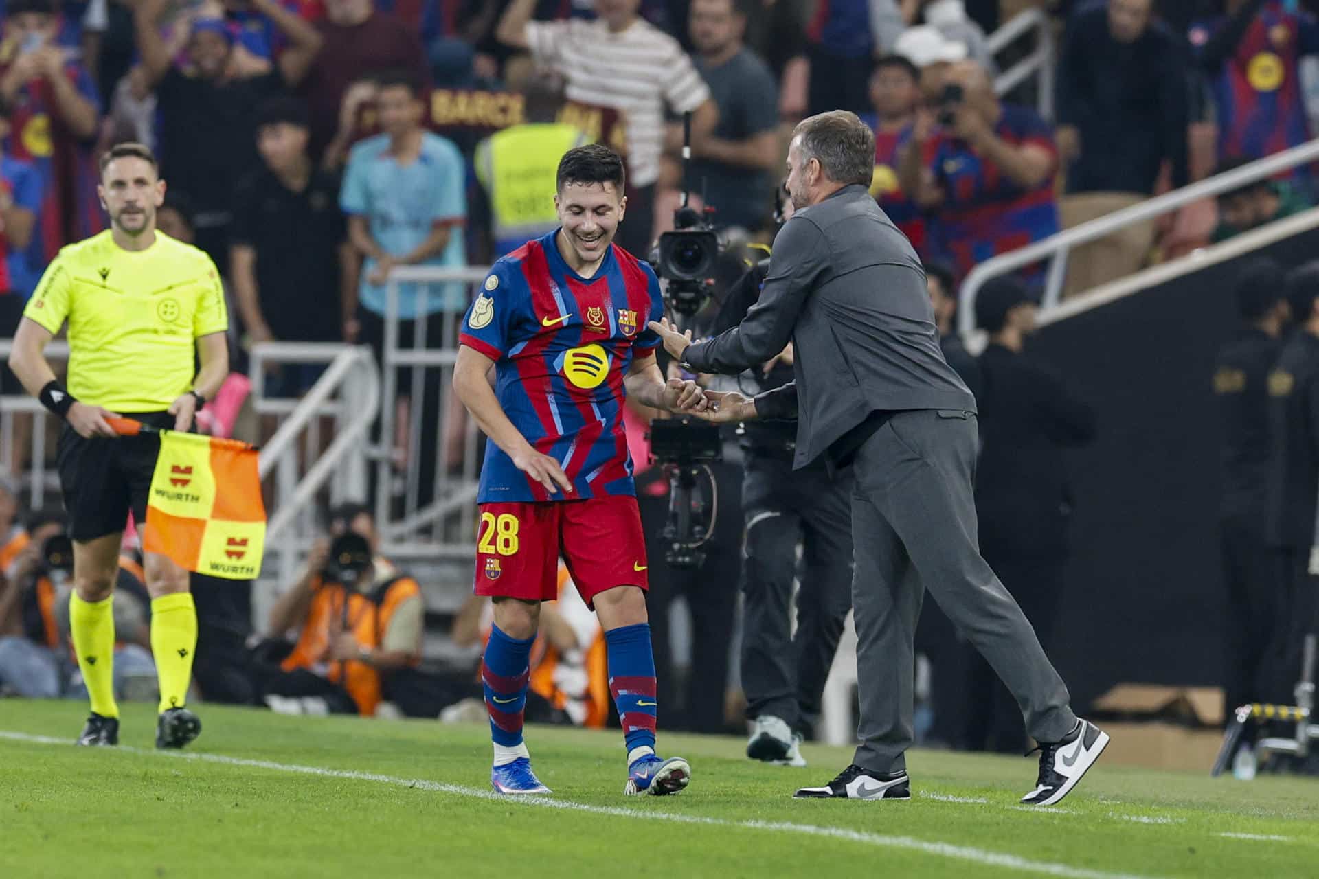 El delantero sueco del Barcelona Roony Bardghji (c) celebra con Hansi Flick (d) tras marcar ante el tercer gol ante el Athletic, durante el partido de semifinales de la Supercopa de España ante el Athletic Club. EFE/Kai Forsterling