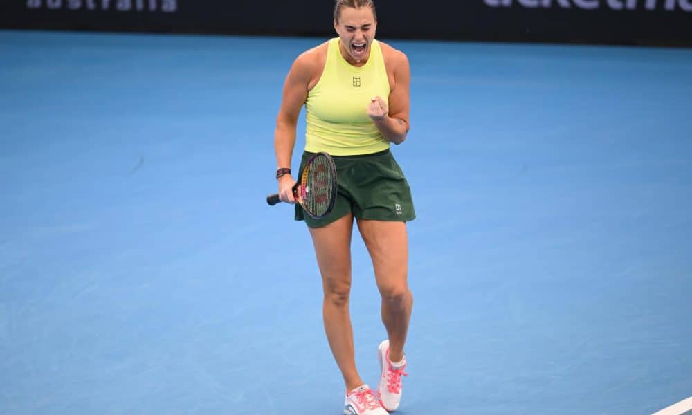 Aryna Sabalenka, de Bielorrusia, celebra un punto frente a Karolina Muchova, de la República Checa, durante las semifinales del torneo de tenis de Brisbane EFE/EPA/ZAIN MOHAMMED SOLO USO EDITORIAL