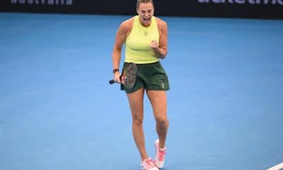 Aryna Sabalenka, de Bielorrusia, celebra un punto frente a Karolina Muchova, de la República Checa, durante las semifinales del torneo de tenis de Brisbane EFE/EPA/ZAIN MOHAMMED SOLO USO EDITORIAL