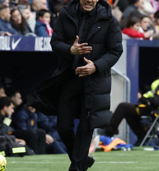 El entrenador del Atlético de Madrid, Diego Pablo Simeone, durante el partido de Liga que disputaron el Atlético de Madrid y el Real Mallorca en el estadio Riyahd Metropolitano. EFE/Chema Moya