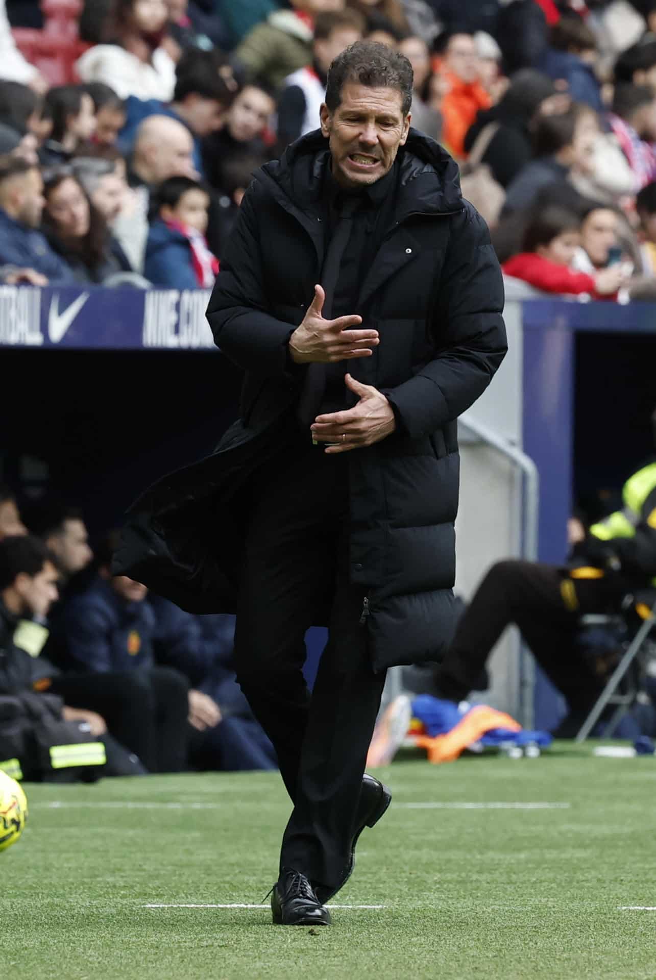 El entrenador del Atlético de Madrid, Diego Pablo Simeone, durante el partido de Liga que disputaron el Atlético de Madrid y el Real Mallorca en el estadio Riyahd Metropolitano. EFE/Chema Moya