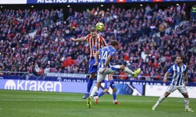 El jugador del Atlético de Alexander Sørloth remata de cabeza para marcar gol contra el Alavés, durante el partido de LaLiga EA Sports entre el Atlético de Madrid y el Alavés, este domingo en el estadio Riyadh Air Metropolitano en Madrid.-EFE/ Manu Reino