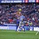 El jugador del Atlético de Alexander Sørloth remata de cabeza para marcar gol contra el Alavés, durante el partido de LaLiga EA Sports entre el Atlético de Madrid y el Alavés, este domingo en el estadio Riyadh Air Metropolitano en Madrid.-EFE/ Manu Reino