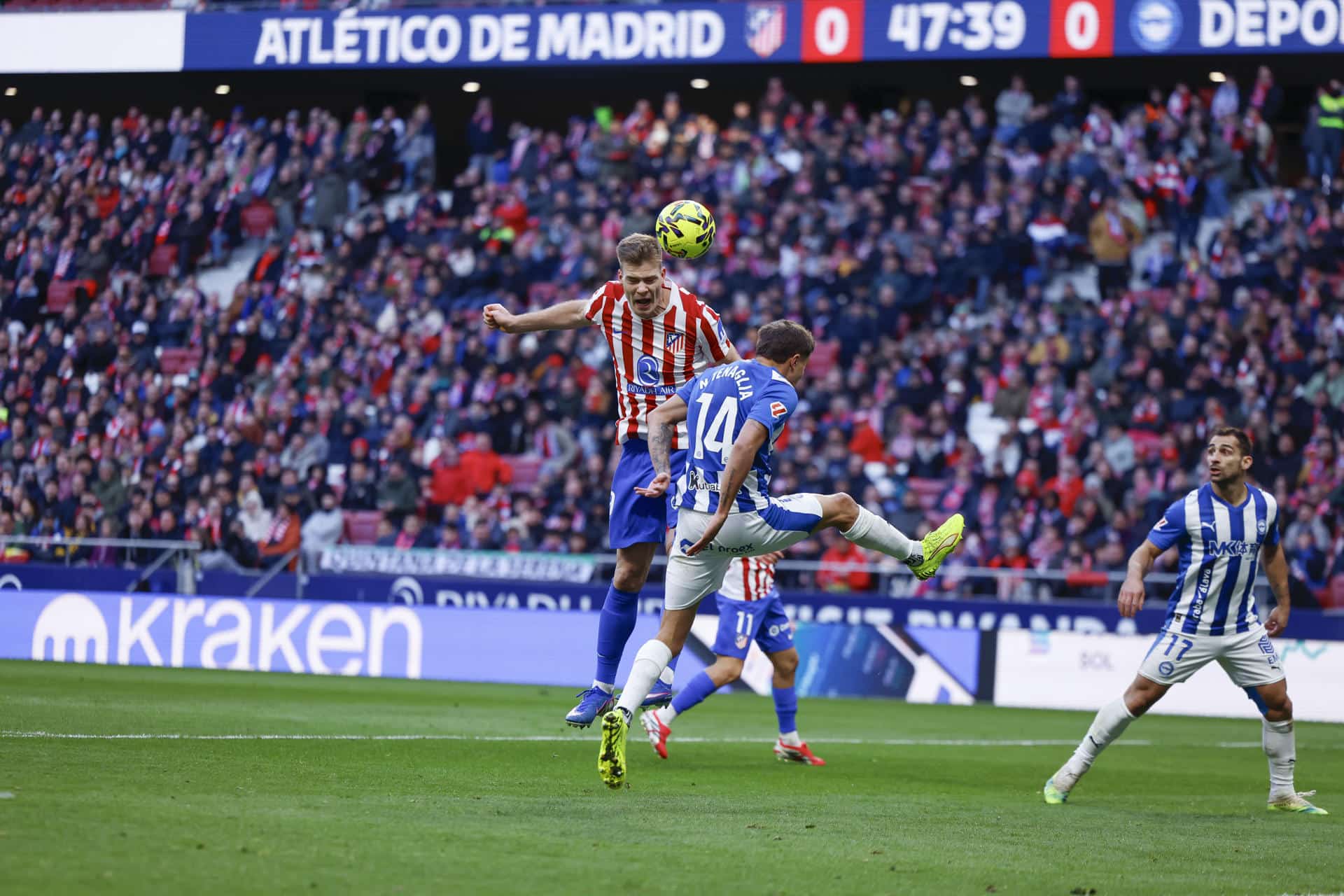 El jugador del Atlético de Alexander Sørloth remata de cabeza para marcar gol contra el Alavés, durante el partido de LaLiga EA Sports entre el Atlético de Madrid y el Alavés, este domingo en el estadio Riyadh Air Metropolitano en Madrid.-EFE/ Manu Reino