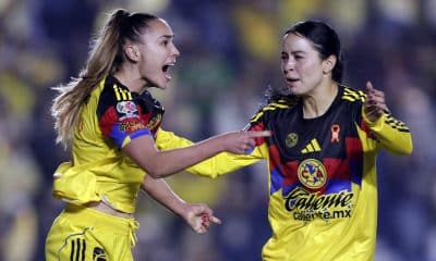 Irene Guerrero (i) y Scarlett Camberos de América celebran un gol. Imagen de archivo. EFE/ Isaac Esquivel