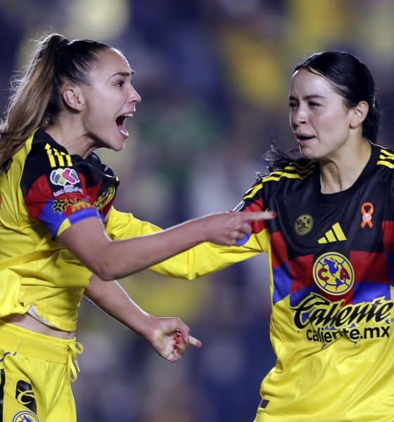 Irene Guerrero (i) y Scarlett Camberos de América celebran un gol. Imagen de archivo. EFE/ Isaac Esquivel
