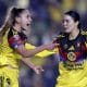Irene Guerrero (i) y Scarlett Camberos de América celebran un gol. Imagen de archivo. EFE/ Isaac Esquivel