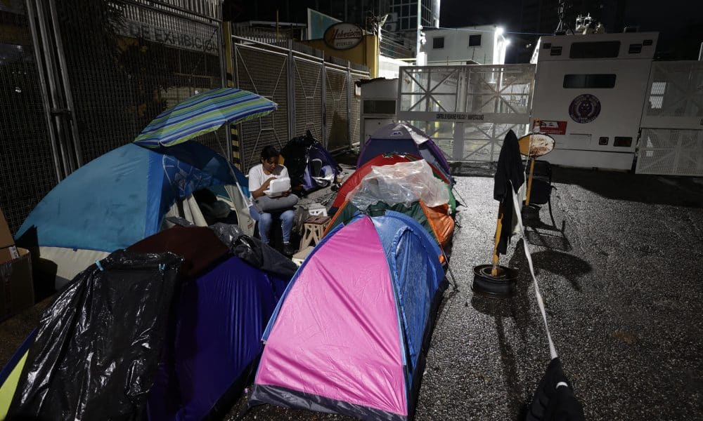 Familiares de presos políticos aguardan frente a la sede de la Policía Nacional Bolivariana Zona 7 este viernes, en Caracas (Venezuela). EFE/ Ronald Peña R