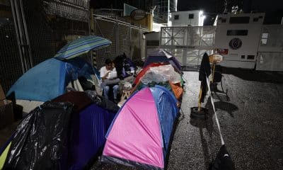 Familiares de presos políticos aguardan frente a la sede de la Policía Nacional Bolivariana Zona 7 este viernes, en Caracas (Venezuela). EFE/ Ronald Peña R