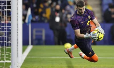 El guardameta del Barcelona Joan García calienta antes del partido de la jornada 18 de LaLiga entre el RCD Espanyol y el FC Barcelona, este sábado en el RCDE Stadium. EFE/Andreu Dalmau